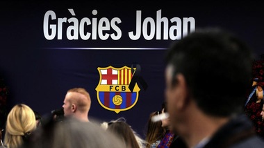Tutti i presidenti del Barcellona al Camp Nou in omaggio a Cruyff
