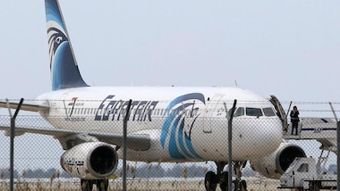 Egitto, aereo dirottato. Arrestato l'attentatore, ostaggi liberati