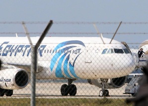 Egitto, aereo dirottato a Cipro: anche un italiano tra gli ostaggi