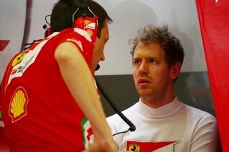 F1, Barhain: Button dietro le Mercedes, problemi per Vettel