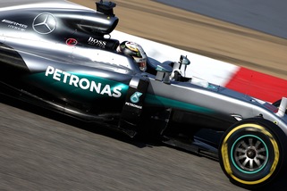 F1, Bahrain: Hamilton in pole, terzo Vettel