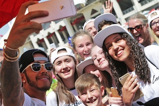 Hamilton, che look in Bahrain: quanti selfie con i fan