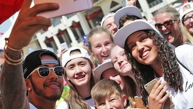 Hamilton, che look in Bahrain: quanti selfie con i fan