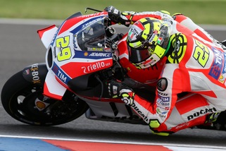 MotoGp, Argentina: warm up bagnato, Iannone davanti