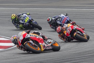 MotoGP, Argentina: Marquez in pole, braccato da Rossi