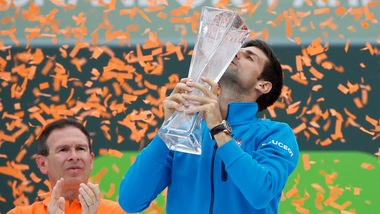 Tennis, Djokovic vince a Miami ed eguaglia Agassi