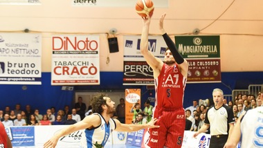 Basket, tegola su Milano: Gentile fuori due mesi