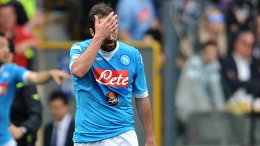 Higuain, 4 turni di squalifica. Il Napoli fa ricorso
