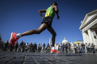 Maratona di Roma, il keniano Kipruto batte tutti