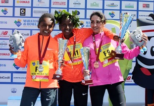 Maratona di Roma 2016, la festa sul podio dei vincitori