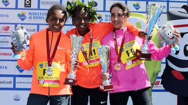 Maratona di Roma 2016, la festa sul podio dei vincitori