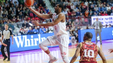 Davies piega Venezia, Manital ko a Sassari