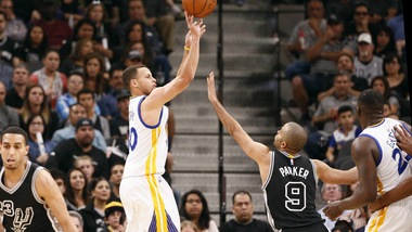 Curry stende San Antonio, Warriors a un passo dalla storia