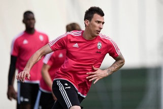 La Juventus al lavoro sulla tattica. Mandzukic prova la maschera