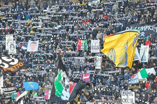 Cori razzisti contro i fiorentini: curva Juve chiusa con la sospensiva