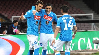 Serie A Napoli-Bologna 6-0, Mertens e Gabbiadini scatenati: Juventus a -6, +8 sulla Roma