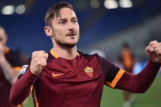 Conte, ti manca il N.10: porta Totti all'Europeo