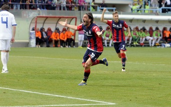 Serie B, 38ª giornata: Crotone-Como 2-0, la Serie A dista un punto