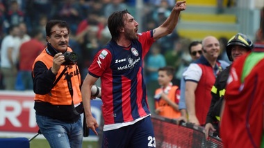 Crotone-Como 2-0, calabresi a un punto dalla Serie A