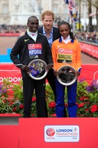 Atletica: Maratona di Londra, trionfa Kipchoge