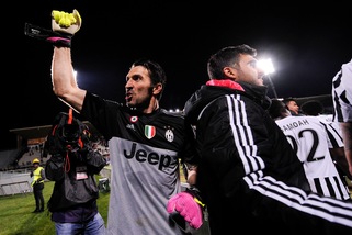 Juventus, lo scudetto si aspetta allenandosi, Allegri pretende la Coppa