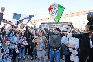 Juventus, la festa scudetto dei tifosi in piazza San Carlo