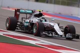 F1, Sochi: Pole Rosberg, Vettel 2° ma 7° in griglia