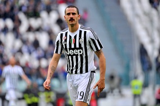 Juventus-Carpi, ecco Bonucci con i baffi