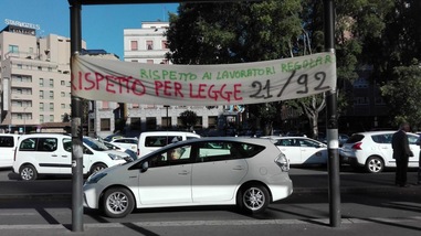 Sciopero bianco dei tassisti milanesi contro Uber