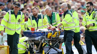 Manchester United, Darmian esce in barella: nuovo problema per Conte