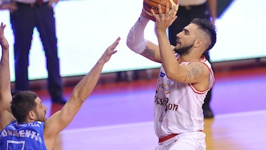 Aradori stoppa Sassari, Reggio Emilia va sull'1-0