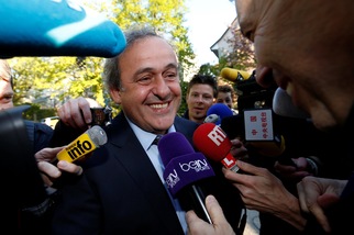 Tas, ridotta la squalifica a Platini: «Ma lascio la presidenza Uefa»