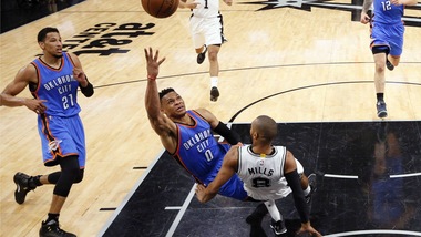Westbrook sbanca San Antonio, match-point Thunder