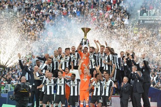 Juventus, tutti a centrocampo per la festa scudetto