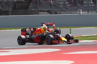 Verstappen nella storia, doppietta amara per Ferrari