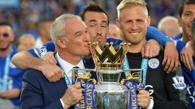 Leicester, la festa continua: pullman scoperto per le vie della città