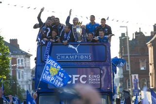 Leicester, in 100 mila a festeggiare i campioni sul bus scoperto