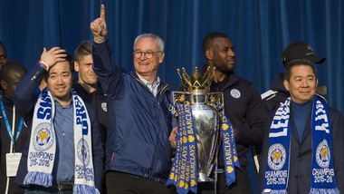 Leicester in delirio per la sfilata dei campioni. Ranieri-show con i tifosi