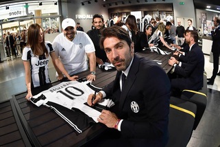 Juventus, Buffon e compagni al JStore: quanti autografi e selfie con i tifosi!