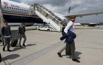 Il Siviglia atterra a Basilea: Llorente carico per la finale