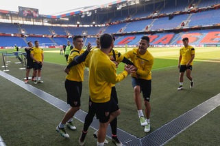 Europa League, i giocatori del Siviglia scherzano in campo