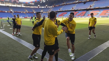 Europa League, i giocatori del Siviglia scherzano in campo