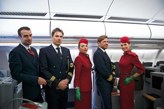 Alitalia, ecco le nuove divise: arriva il rosso