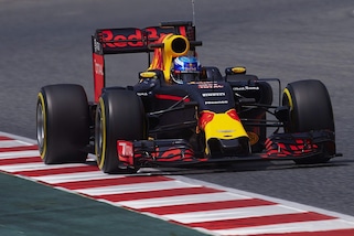 F1, Barcellona: Verstappen leader anche nei test