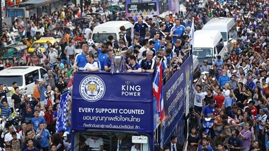 Leicester, sfilata da star per la squadra di Ranieri a Bangkok