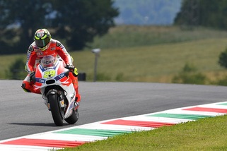 MotoGp Mugello: Iannone vola nelle terze libere, Rossi 8°