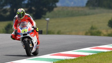 MotoGp Mugello: Iannone vola nelle terze libere, Rossi 8°