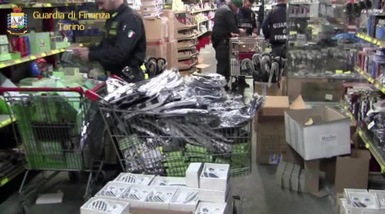 Juventus: maglie contraffatte, 11 arresti e 85 mila articoli sequestrati