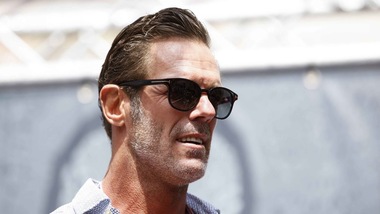 Re Leone Cipollini multato per essere passato col rosso in bici