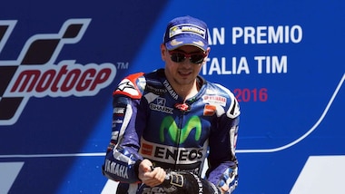 MotoGp, Lorenzo scappa via nelle scommesse sul titolo